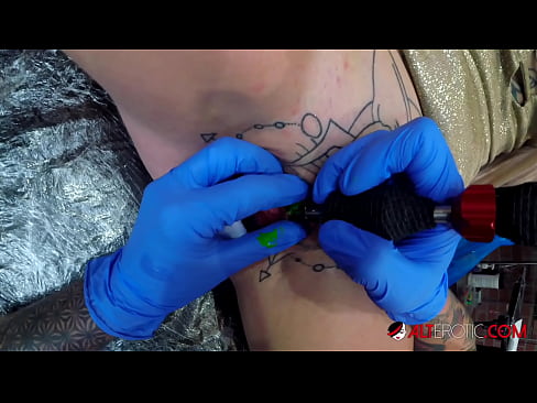 ❤️ Extreem getatoeëerde hottie Sully Savage kreeg een tatoeage op haar clitoris ️❌ Fucking video at porn nl.yh9n.top ❌️ ❌️❤